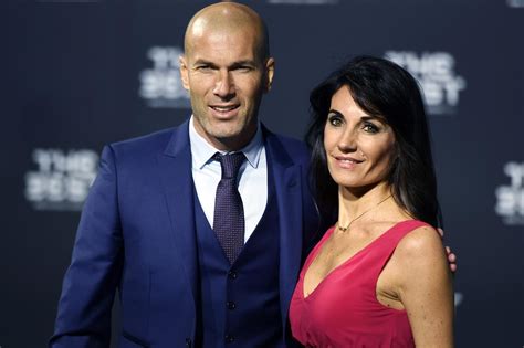 Foto de archivo de Zinedine Zidane y Véronique Fernández en un evento oficial, destacando su estilo elegante y discreto.