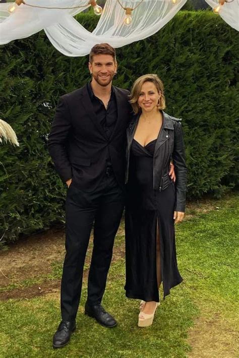 Foto familiar de Miriam Riau con su pareja y sus tres hijos