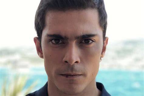 Fotografía del actor Dogaç Yildiz en una sesión promocional.