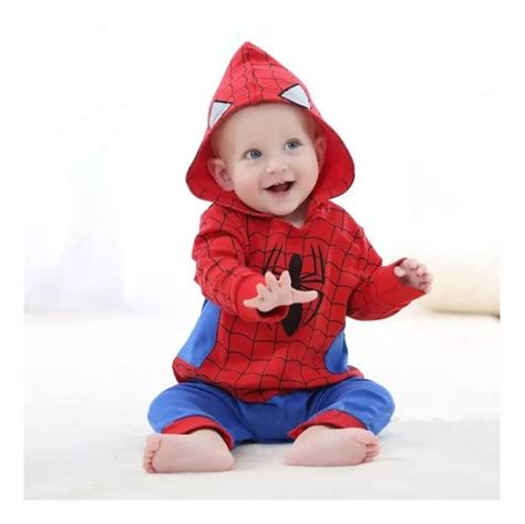 Bebé disfrazado de Spiderman en un traje zentai con máscara y logotipo