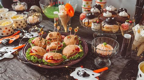 Mesa decorada con comida temática de Halloween para una fiesta