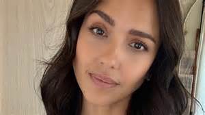 Infancia de Jessica Alba: fotografía de una niña en un entorno familiar