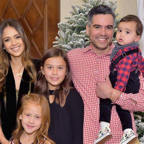 Jessica Alba con su esposo Cash Warren y sus hijos
