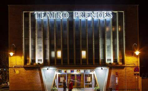 Interior del Teatro Prendes con su maquinaria cinematográfica original