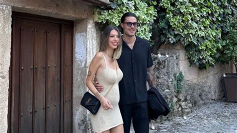 Fotografía de Alejandra Rubio y Carlo Costanzia mostrando la evolución del embarazo