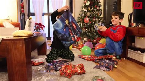 Foto de niños abriendo regalos de Reyes Magos