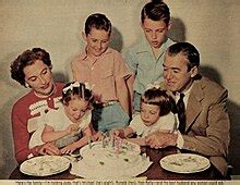 James Stewart con su esposa Gloria y sus hijas gemelas Judy y Kelly