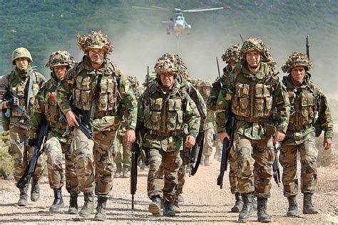 Fotografía oficial del Primer Teniente Ronald W. McLean, Cuerpo de Infantería de Marina de EE. UU.