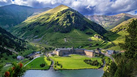 Paisaje panorámico del Valle de Núria con el santuario y las montañas circundantes