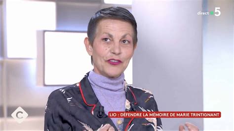 Marie Trintignant con un look casual, incluyendo zapatillas Converse