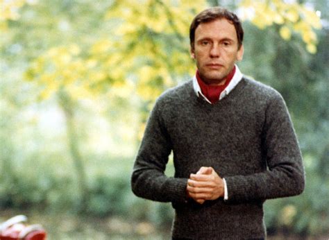 Jean-Louis Trintignant leyendo poesía en un recital