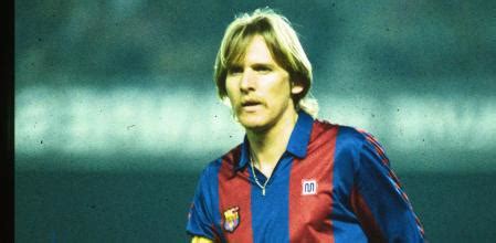 Bernd Schuster sonriendo con una camiseta con el nombre de su hija Victoria