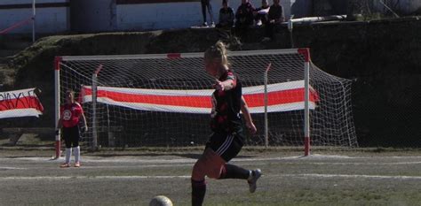 Rebecca Schuster jugando un partido de fútbol en La Falda, Córdoba