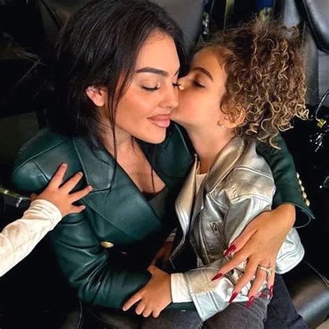 Georgina Rodríguez presentando a su hija Bella Esmeralda en redes sociales.