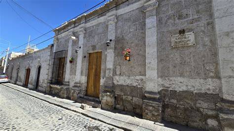 Fotografía o esquema de la casa de la calle Tacna en Piura, lugar señalado como cuna del héroe.
