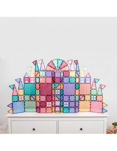 Castillo multicolor construido con piezas Connetix
