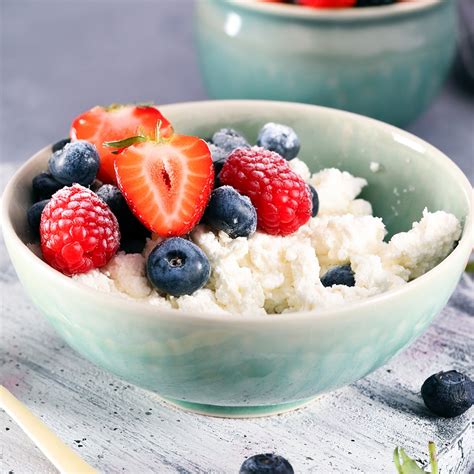 Foto de un bol de queso cottage fresco con bayas