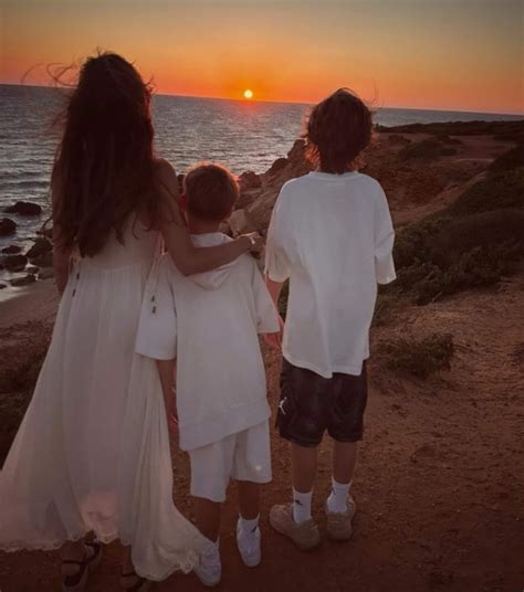 Fotografía familiar de Sara Carbonero junto a sus hijos Martín y Lucas en un entorno natural