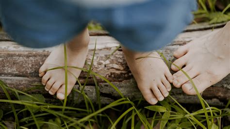 Detalle de los pies descalzos y sucios de los niños en la pintura