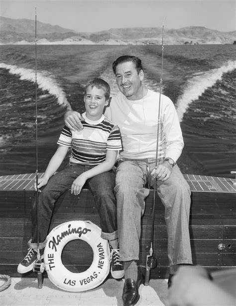 Fotografía de archivo que muestra a Errol Flynn junto a su hijo Sean en un entorno náutico durante la adolescencia de este último.