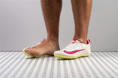 Comparativa de zapatillas de clavos para velocidad, mostrando la diferencia en la rigidez de la placa.