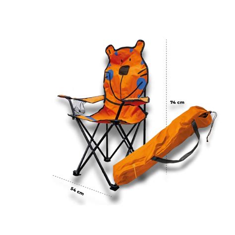 Silla plegable infantil en un entorno al aire libre