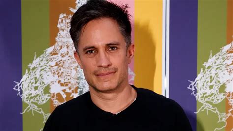 Retrato de Gael García Bernal en un evento cinematográfico internacional