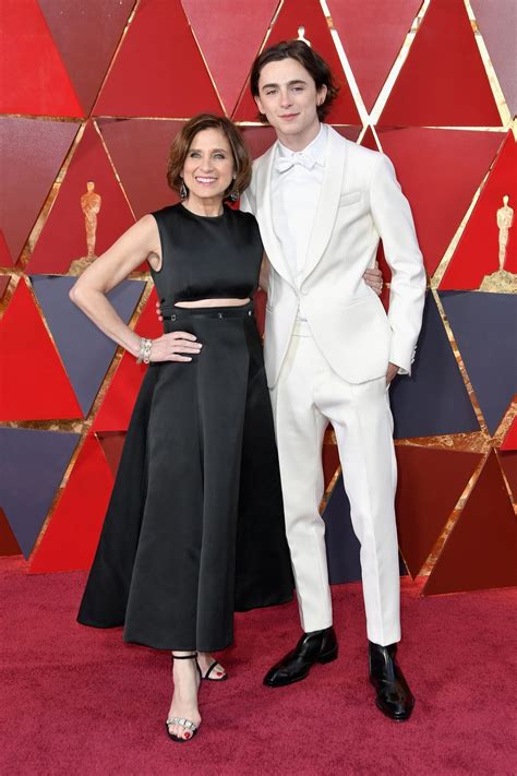 Foto de Nicole Flender en una alfombra roja con Timothée Chalamet