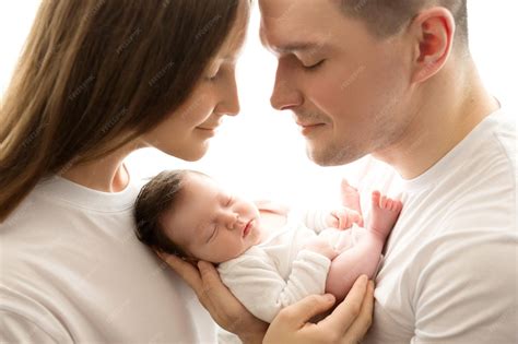 Foto de un padre y un bebé recién nacido, que muestra el vínculo familiar