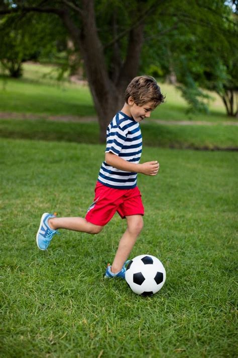Foto de niño Aries jugando con energía