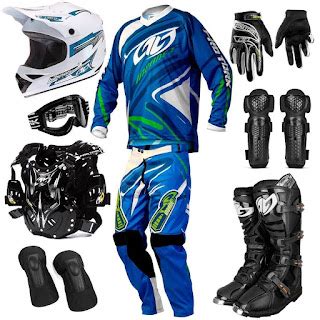Niño con equipamiento completo de seguridad para motocross