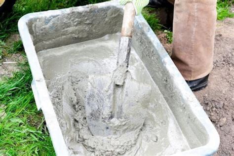 Mezcla de lechada en un cubo hasta obtener una consistencia espesa y pastosa.