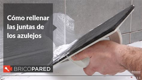 Azulejos de baño con juntas recién rejuntadas y selladas.