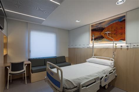 Habitación de hospital moderna y acogedora equipada para madre y bebé.