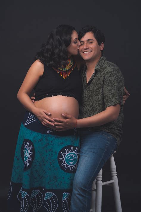Fotografía de una sesión informativa para embarazadas con apoyo audiovisual.