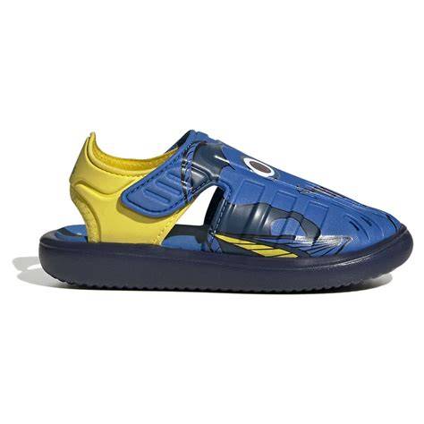 Fotografía de catálogo con diversos modelos de chanclas adidas para niños en diferentes colores y tallas.