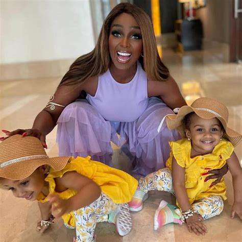Fotografía de Amara La Negra mostrando su etapa de embarazo y la conexión con sus seguidores en redes sociales