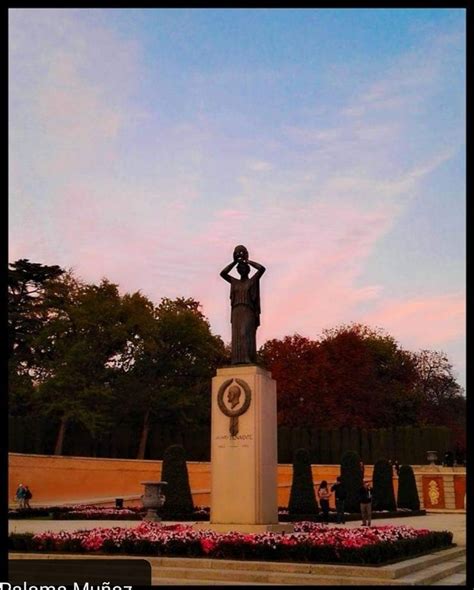 Monumento a Jacinto Benavente en los Jardines del Retiro, Madrid.