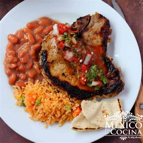 Plato de chuletas de cabrito empanadas, doradas y crujientes
