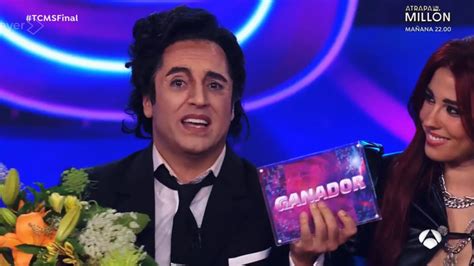 David Bustamante caracterizado como Nino Bravo en el escenario de Tu Cara Me Suena 11