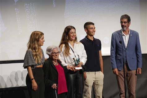 Fotografía de archivo de Eneko Goia interactuando con su familia en un entorno cotidiano.