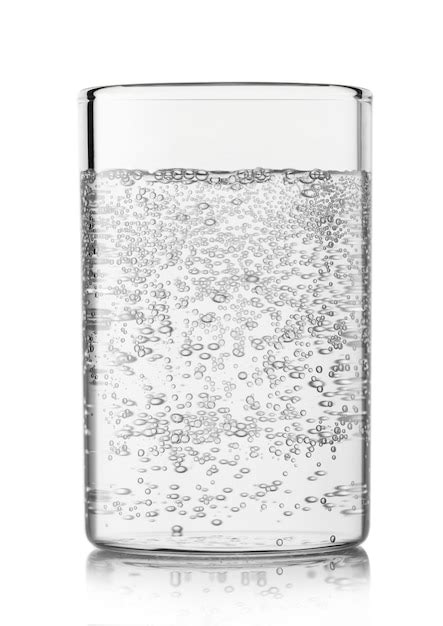 Botella de agua mineral con gas, con burbujas ascendiendo
