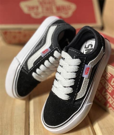 Colección variada de camisetas Vans para niños mostrando diferentes colores y diseños