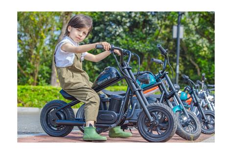 Ilustración de niños disfrutando de mini motos eléctricas en un parque