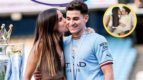 Julián Álvarez y Emilia Ferrero anunciando el embarazo con ecografía y su perro Tarzán