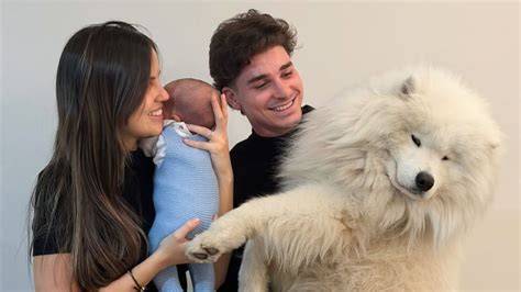 Foto familiar de Julián Álvarez, Emilia Ferrero, Amadeo y su perro Tarzán