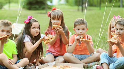 foto de niños comiendo en camping