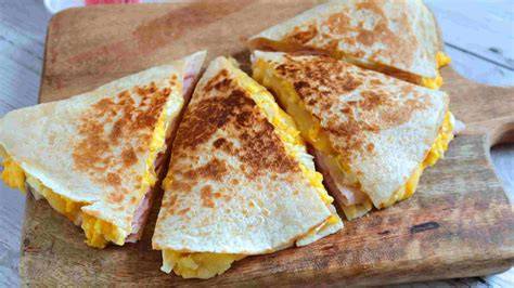 variedad de comidas de camping preparadas (pasta, ensalada, quesadillas, wraps)