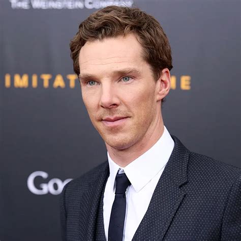 Retrato fotográfico de Benedict Cumberbatch en un entorno natural, reflejando su conexión con la serenidad y la vida familiar.