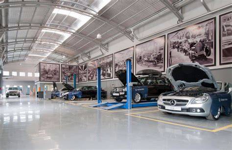 Fotografía de las instalaciones de un taller mecánico moderno con equipamiento de diagnóstico avanzado